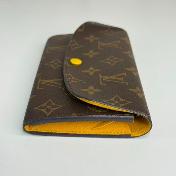Louis Vuitton Monogram Canvas Wallet with Classic LV Logo Design - Picture 4 of 8
